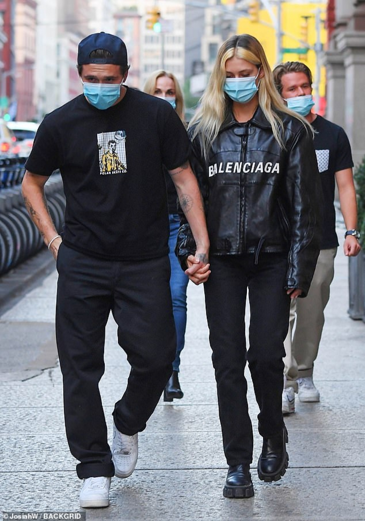Brooklyn Beckham và hôn thê Nicola Peltz bị cánh săn ảnh bắt gặp khi đang đi dạo phố ở New York ngày 23/9 vừa qua.