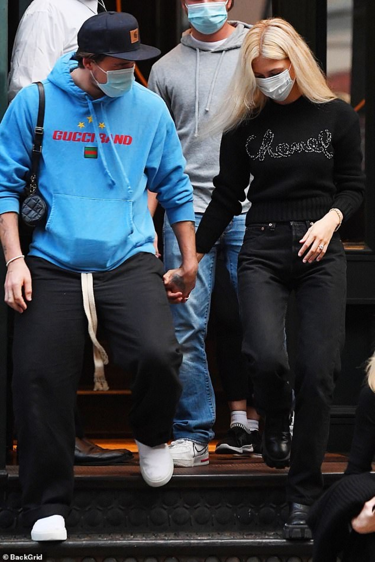 Kể từ sau khi công khai hẹn hò, Brooklyn Beckham và bạn gái hơn tuổi quấn quýt nhau không rời.