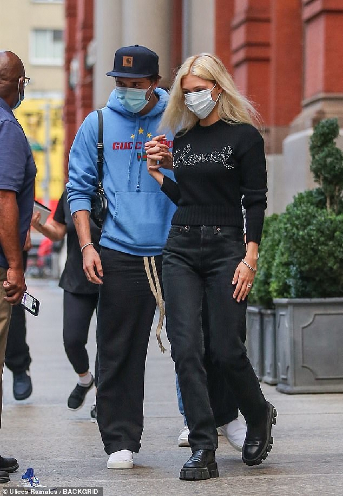 Ngày 12/7 vừa qua, Brooklyn Beckham chính thức xác nhận đính hôn với nữ diễn viên hơn 4 tuổi.