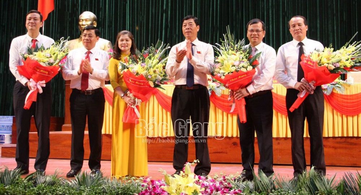 Lãnh đạo tỉnh Bắc Giang chúc mừng các đồng chí vừa được bầu vào các chức danh: Phó Chủ tịch HĐND tỉnh, Phó Chủ tịch UBND tỉnh và Ủy viên UBND tỉnh. Ảnh: Báo Bắc Giang