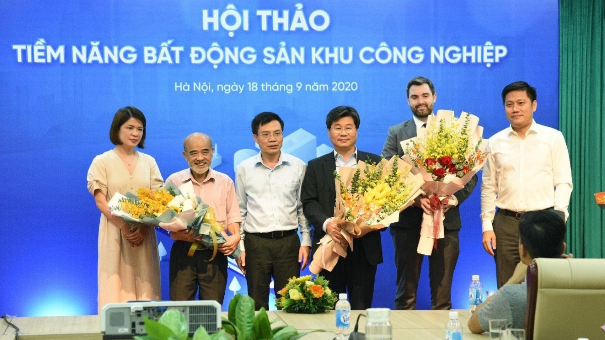 Ban Tổ chức tặng hoa cảm ơn các diễn giả tham gia Hội thảo.