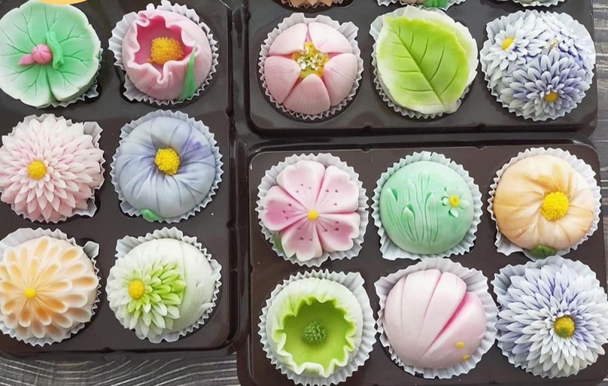 Các nhà cung cấp bánh đưa thông tin cụ thể về nguyên liệu, hạn sử dụng và địa chỉ, số điện thoại của người làm bánh... để khách hàng an tâm lựa chọn. (Ảnh: Py Fam)./.
