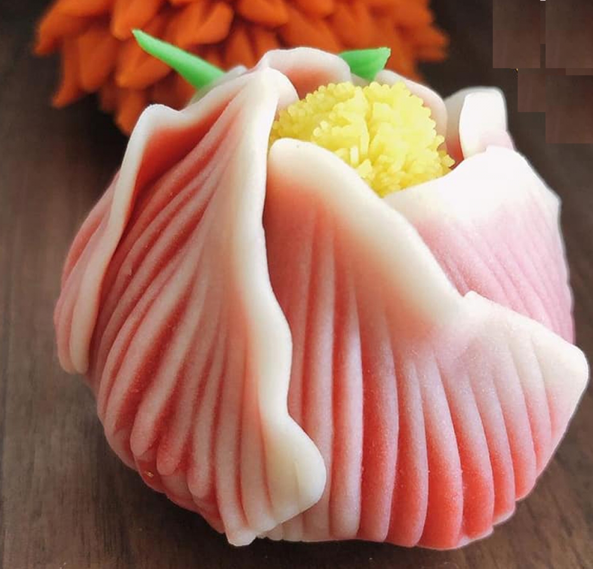 Nhìn chiếc bánh được tạo hình đẹp mắt, nhiều bà nội trợ mua về để... ngắm chứ không nỡ ăn. (Ảnh: Py Fam)