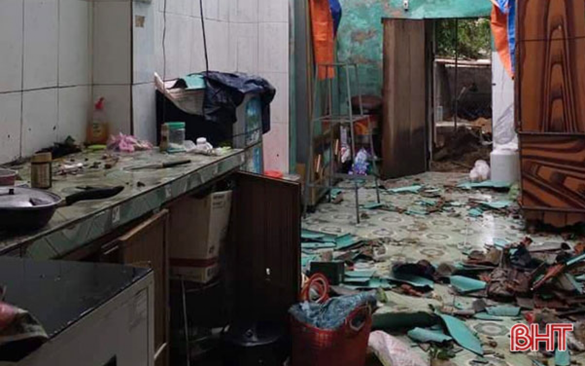 Sáng nay (18/9), trận lốc xoáy kéo dài 20 phút khiến 43 ngôi nhà bị tốc mái, hư hỏng. Cùng với đó là nhiều diện tích cây trồng của người dân cũng bị gãy đổ. (Ảnh: Báo Hà Tĩnh)