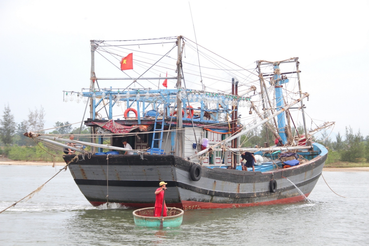 Neo đậu tàu thuyền tránh trú bão tại cảng Cửa Việt.