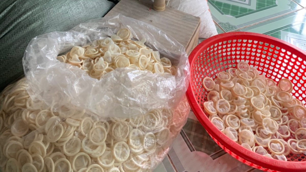 Đoàn kiểm tra tiến hành tịch thu số bao cao su đã qua sử dụng