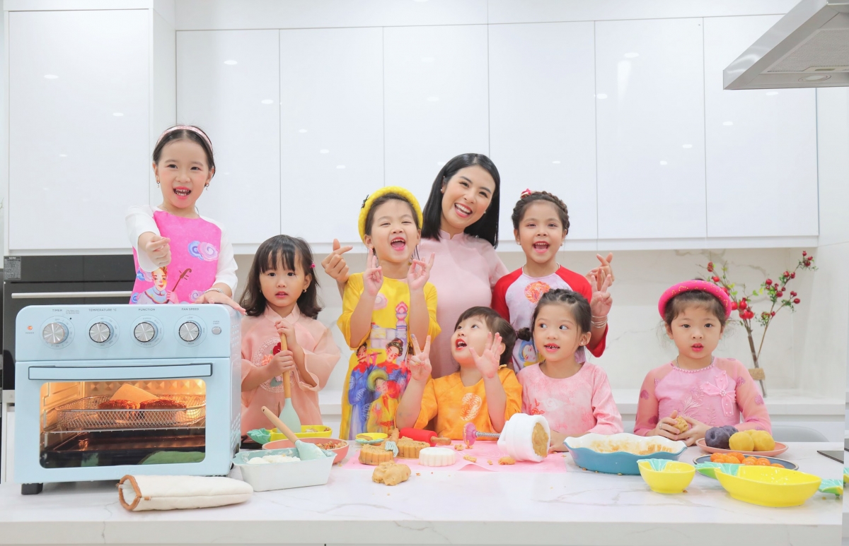 Từ một người coi bếp núc là việc mất công, cô đam mê làm đủ món, “nghiện” mua bát đĩa và dụng cụ làm bếp. Người đẹp thỉnh thoảng mời bạn bè về ăn uống những món do mình trổ tài, tự làm bánh thạch rau câu tặng bạn bè, người thân dịp sinh nhật…