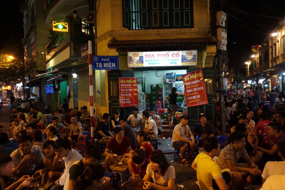 Góc Tạ Hiện và Lương Ngọc Quyến được biết đến là "phố bia" – địa điểm nổi tiếng này tại Phố cổ thu hút khách du lịch và người dân địa phương đến ngồi trên những chiếc ghế nhựa nhỏ thưởng thức loại "bia hơi" lạnh.