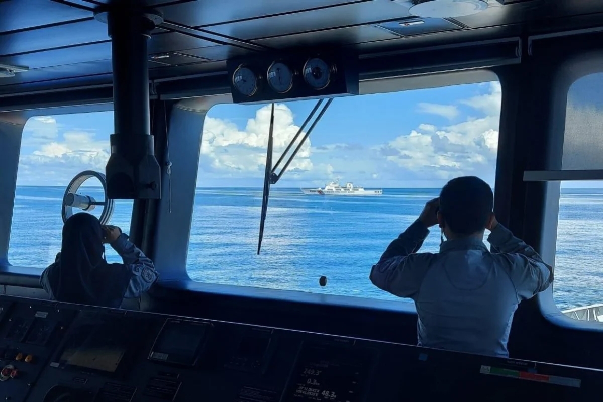 Lực lượng an ninh hàng hải Indonesia theo dõi tàu hải cảnh Trung Quốc ngoài khơi quần đảo Natuna. Ảnh: Bakamla.