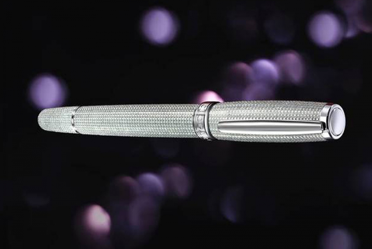 Hãng đồng hồ và đồ trang sức Thụy Sĩ - Chopard gây ấn tượng với chiếc bút từ vàng trắng 18-carat và kim cương với giá hơn 95.000 bảng Anh./.