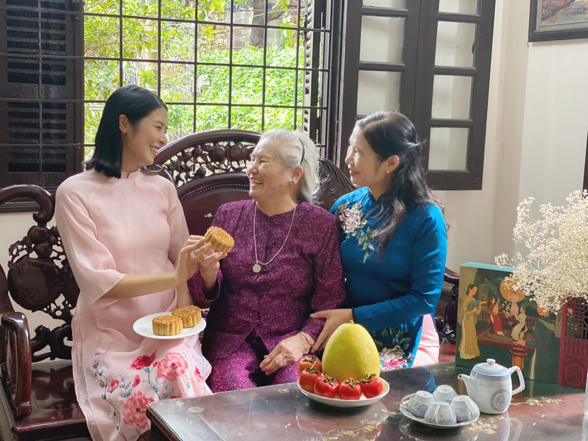 “Nấu nướng không chỉ mang đến niềm vui mà còn khiến tôi trở nên nữ tính hơn, thuận lợi hơn trong công việc thiết kế áo dài. Từ ngày năng vào bếp, tôi thấy các thiết kế của mình trở nên bay bổng hơn nhiều. Không những thế, nấu còn giúp tôi cảm thấy bản thân hoàn thiện hơn, vượt qua thử thách của chính mình”, Ngọc Hân chia sẻ về niềm vui nấu nướng của mình./.