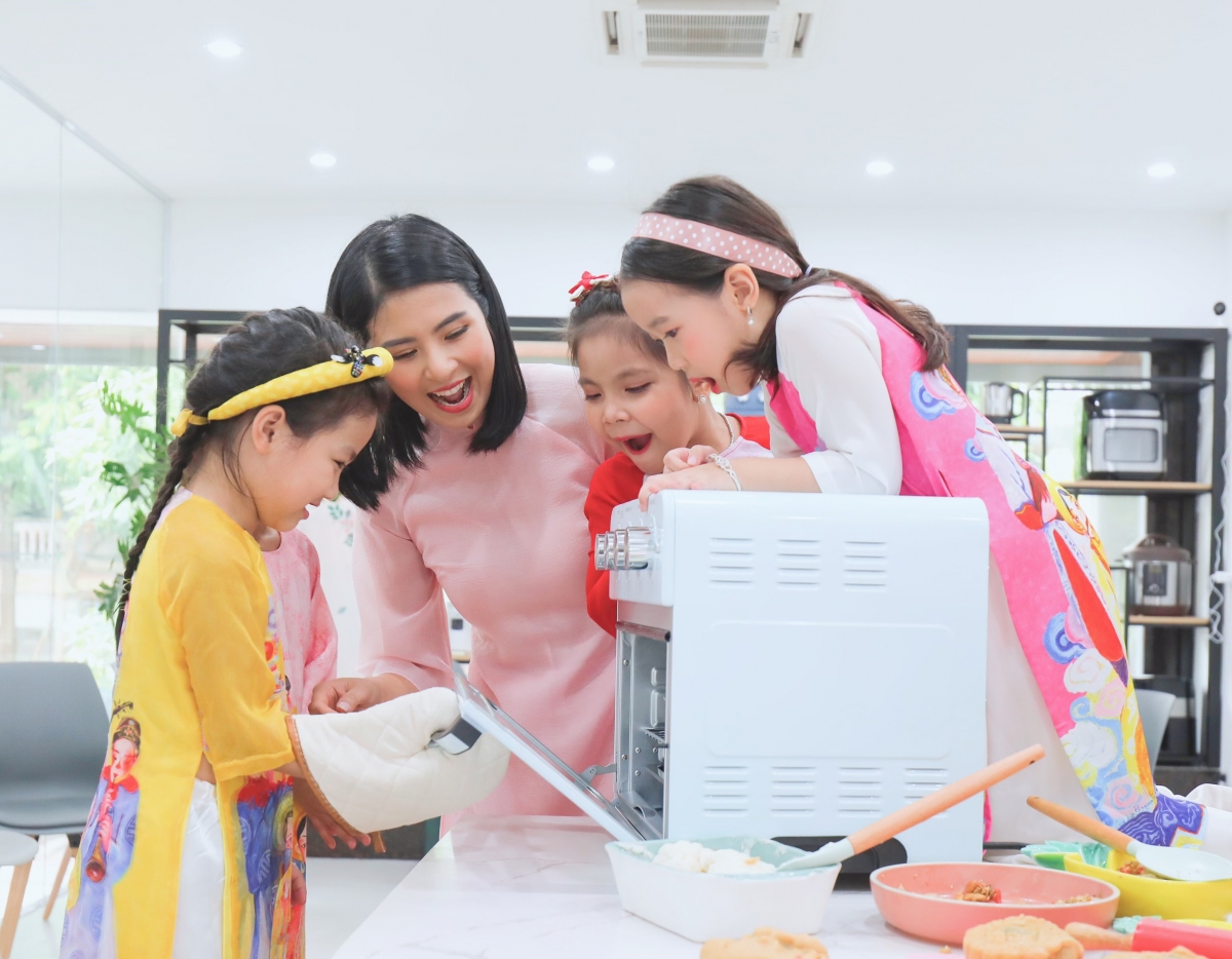 Không chỉ gửi tặng bánh trung thu do mình tự làm đến mọi người, Ngọc Hân còn dành thời gian dạy làm bánh cho các bạn nhỏ để truyền tình yêu với truyền thống dân tộc cho các thế hệ sau.