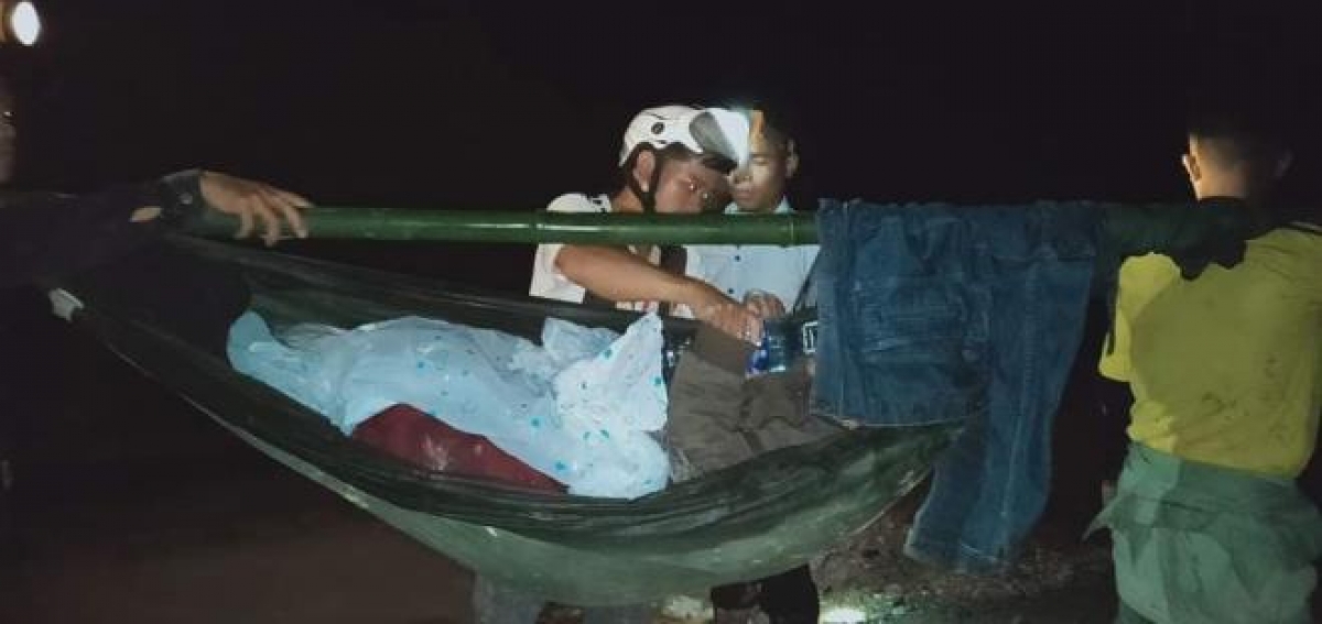 16 thanh niên khiêng bệnh nhân vượt quãng đường gần 40 cây số đi cấp cứu trong đêm. (Ảnh: B.Đ)