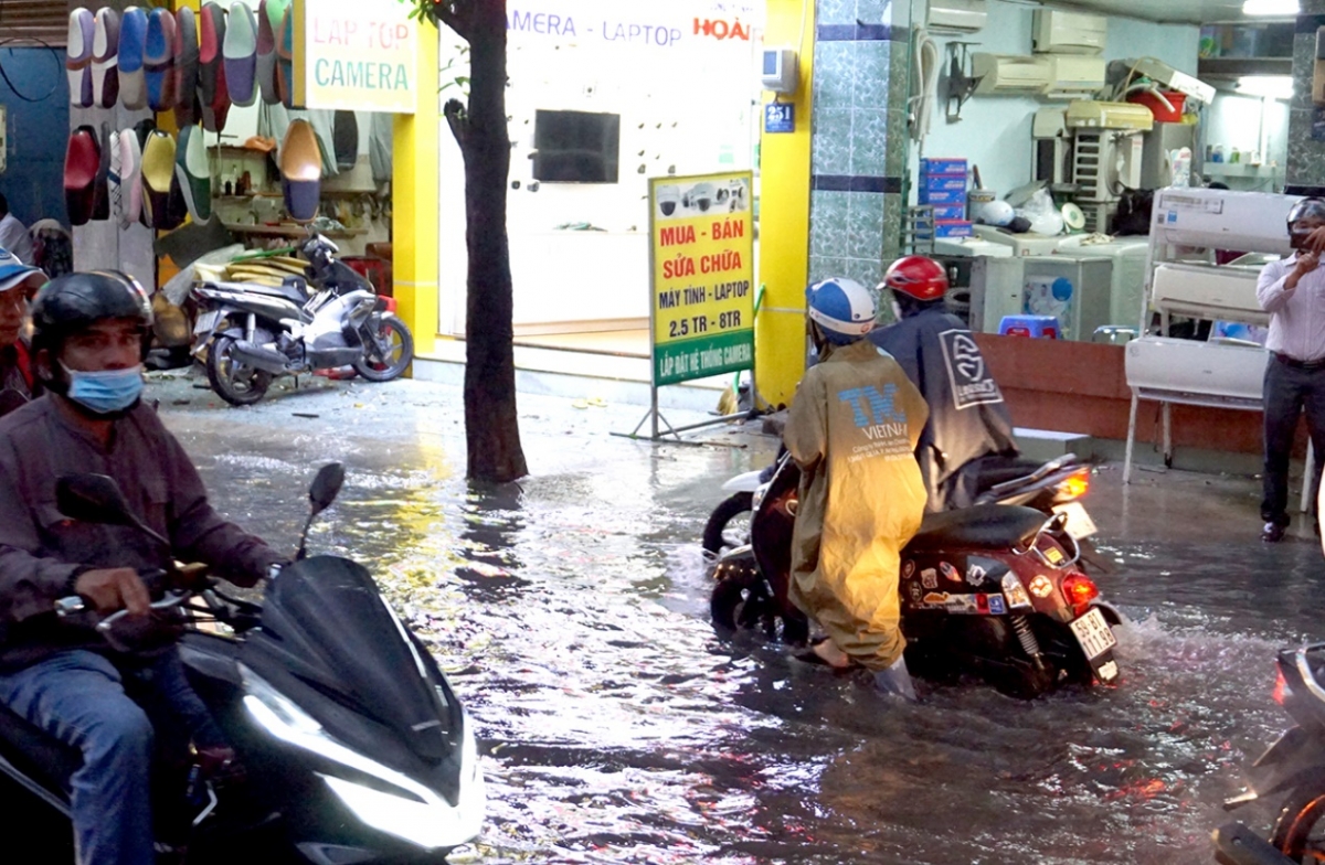 Nhiều người dân phải dắt bộ
