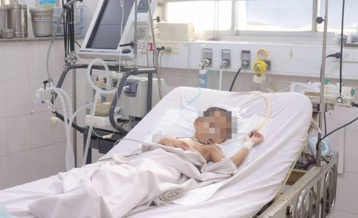 Một bệnh nhi không tiêm vắc xin biến chứng tim nặng vừa qua cơn nguy kịch.