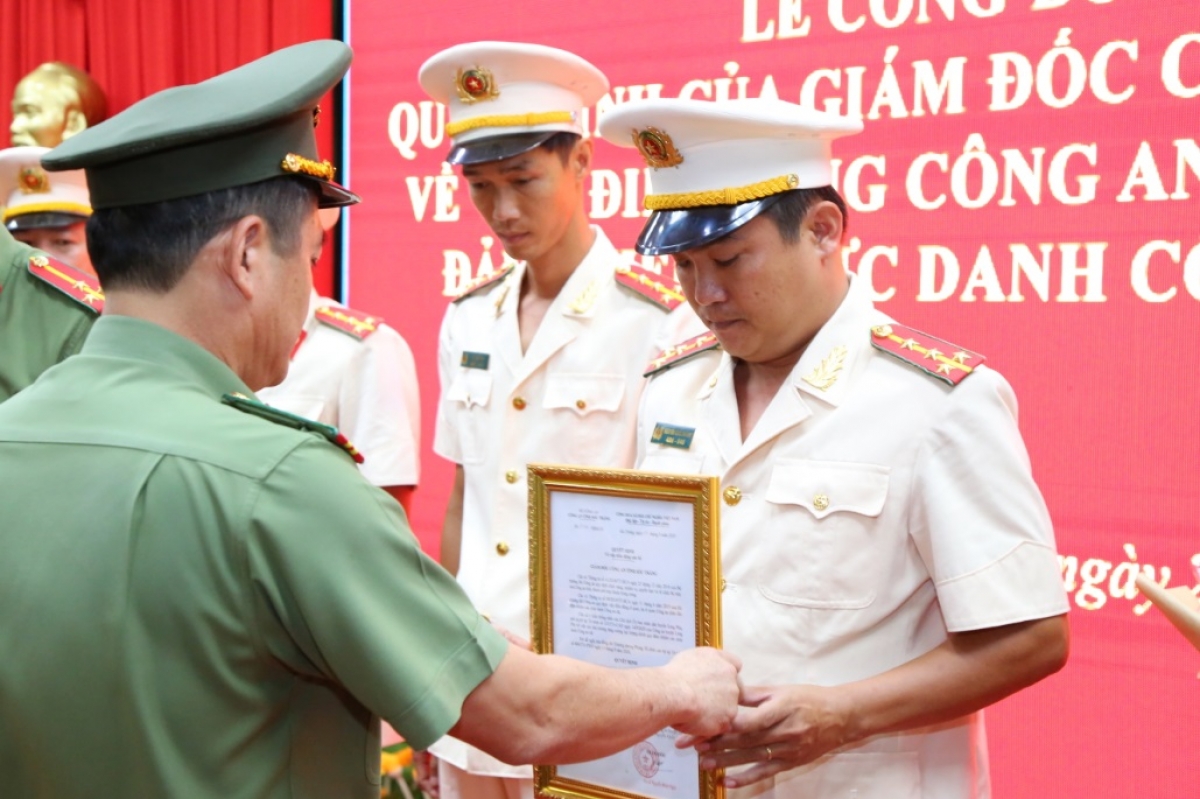 Đại tá Nguyễn Minh Ngọc trao quyết định cho các đồng chí đảm nhiệm chức danh Phó Trưởng Công an xã.