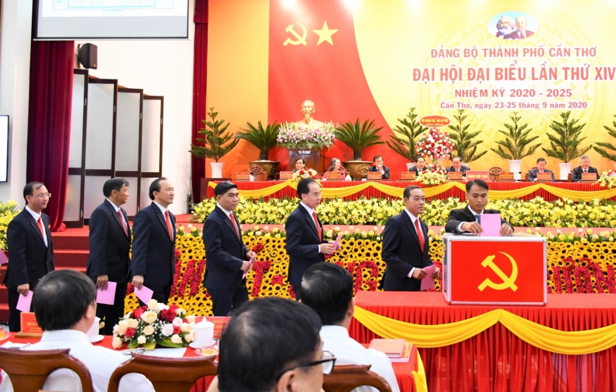 Các đại biểu bầu Ban Chấp hành Đảng bộ thành phố Cần Thơ khóa XIV