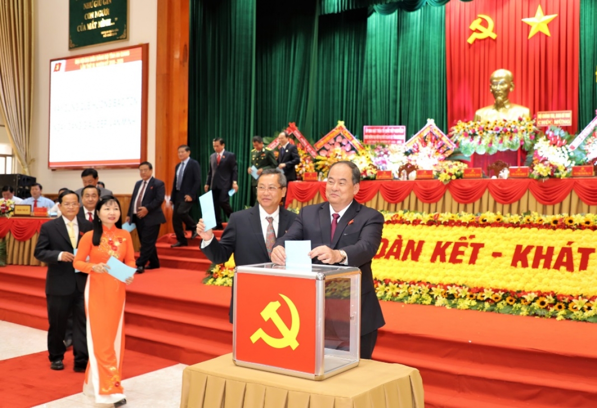 Các đại biểu bỏ phiếu bầu Ban Chấp hành