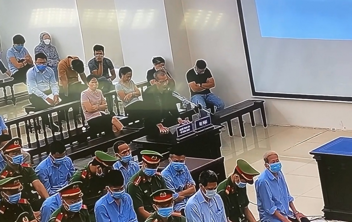 Ông Dương Đức Mậu (áo đen) phát biểu tại tòa.