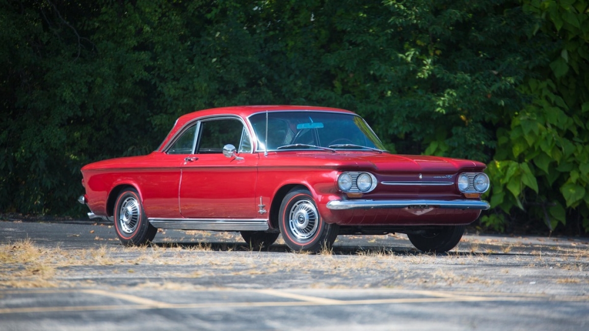Chevrolet Corvair là mẫu xe kém an toàn vì dễ gây mất lái. Ảnh: Hagerty.