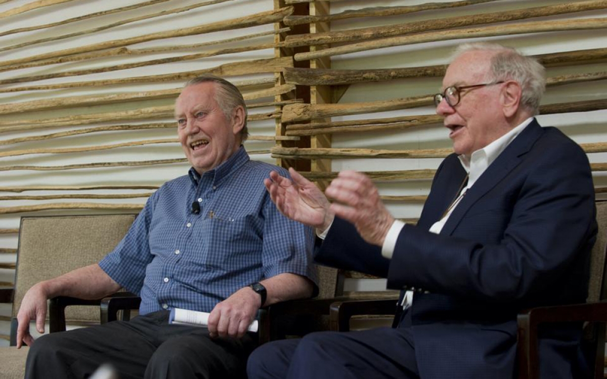 Ông Chuck Feeney và ông Warren Buffett chụp năm 2011. (Ảnh: Forbes)