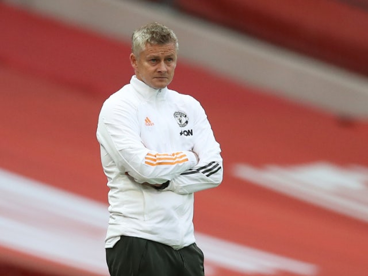 HLV Ole Gunnar Solskjaer và MU đang gặp khó trong việc giảm tải nhân sự ở đội 1 (Ảnh: Reuters).