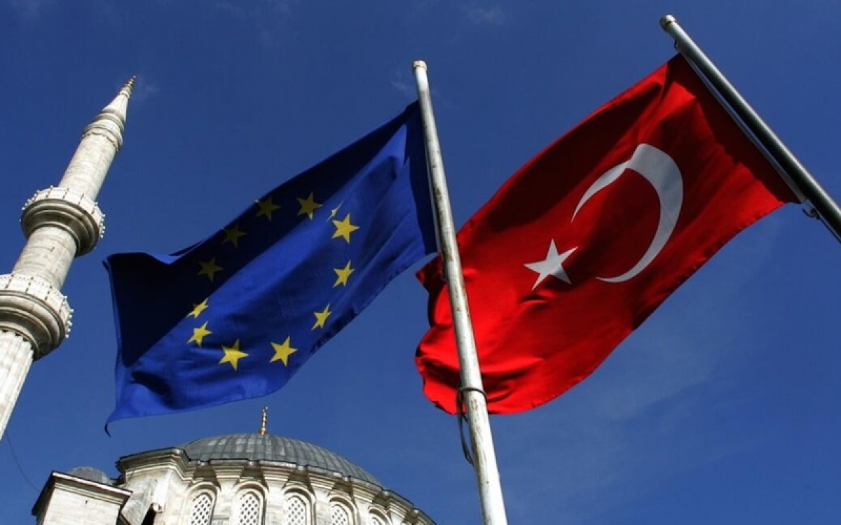 Cờ EU và Thổ Nhĩ Kỳ. Ảnh: Hürriyet Daily News.