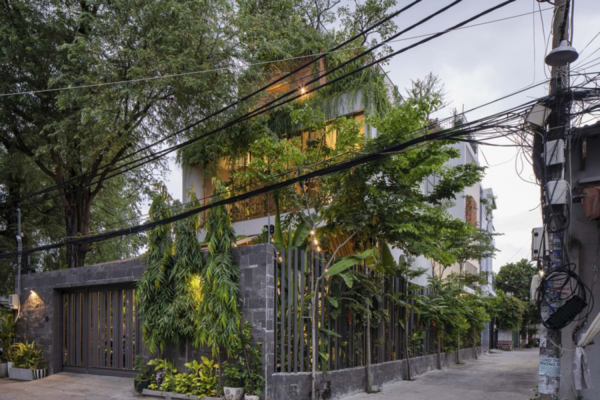 Công trình nằm ở quận 12, thành phố Hồ Chí Minh; nơi này xa trung tâm nên mật độ xây dựng còn khá thoáng. Nằm trên khuôn viên đất rộng 450m2, ngôi nhà có cấu trúc như một ngôi biệt thự có sân vườn với nhiều cây xanh