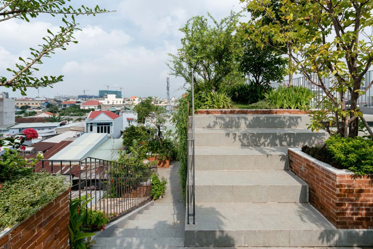 Đây à một công viên hết sức độc đáo với nhiều tầng bậc, nhiều loại cây như cây bụi, cây hoa, cây bóng mát, cây ăn quả…; và có nhiều khoảng không phù hợp để nghỉ ngơi, giải trí hay tập thể dục.