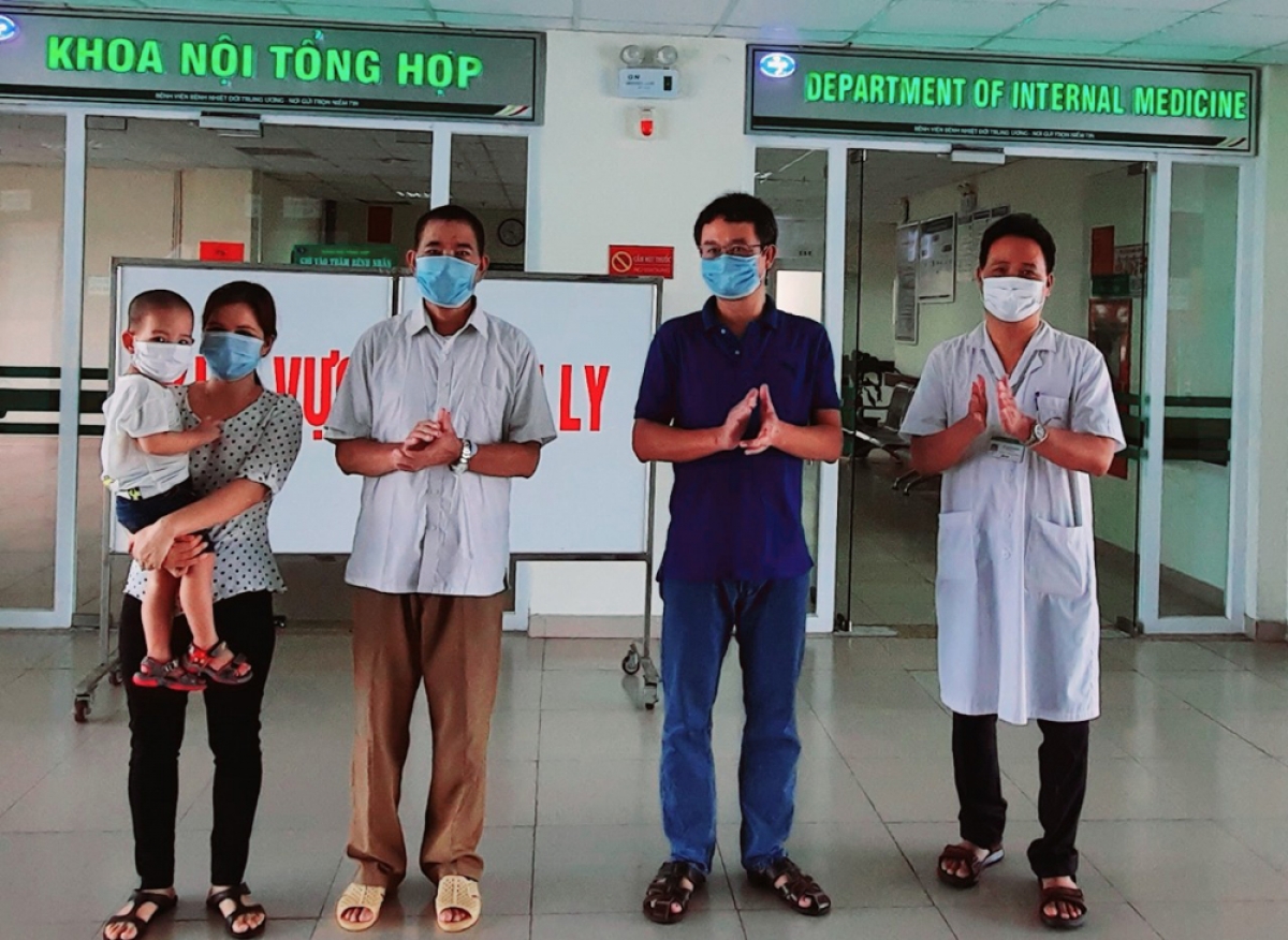 Bệnh nhân 793 (mặc áo trắng, đứng thứ 2 từ trái sang) từng phải đặt ECMO đã được công bố khỏi bệnh.