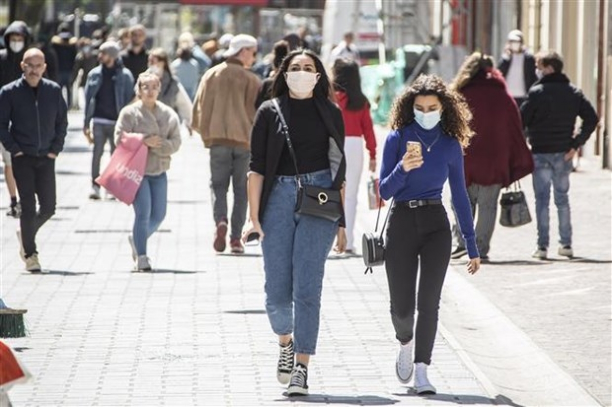 Người dân đeo khẩu trang phòng lây nhiễm Covid-19 tại Lille, Pháp, ngày 11/5/2020. Ảnh: Tân Hoa xã.
