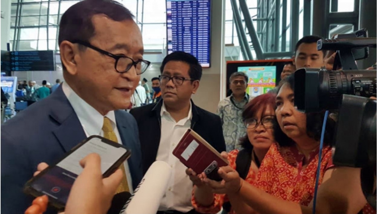 Ông Sam Rainsy trả lời phỏng vấn phóng viên. Ảnh: Facebook.