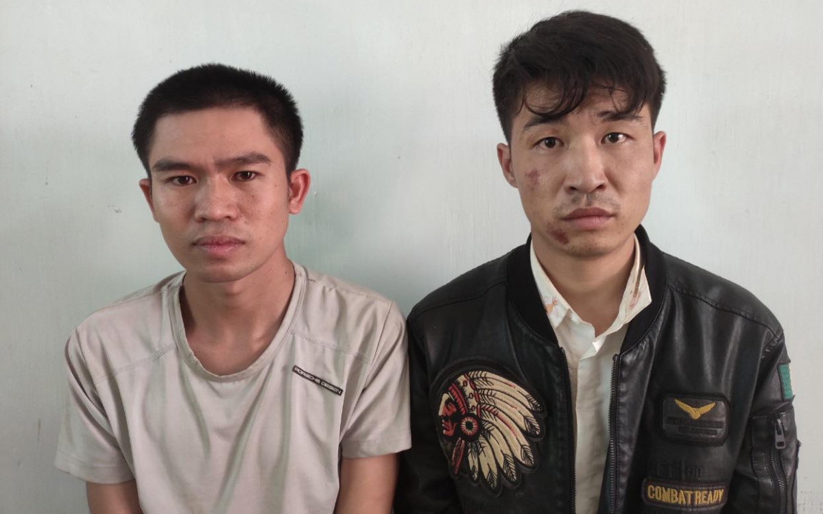 2 đối tượng Hải (áo trắng) và Hậu tại cơ quan công an.