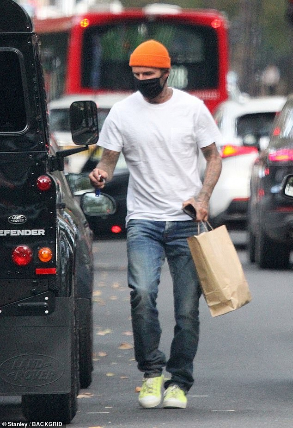 David Beckham gây chú ý khi đi mua đồ ăn nhanh tại một cửa hàng ở London ngày 22/9 vừa qua.