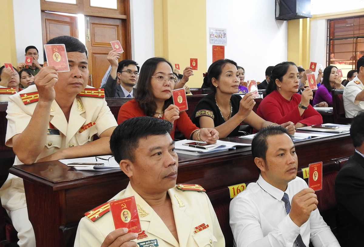 Đại biểu tiến hành biểu quyết.