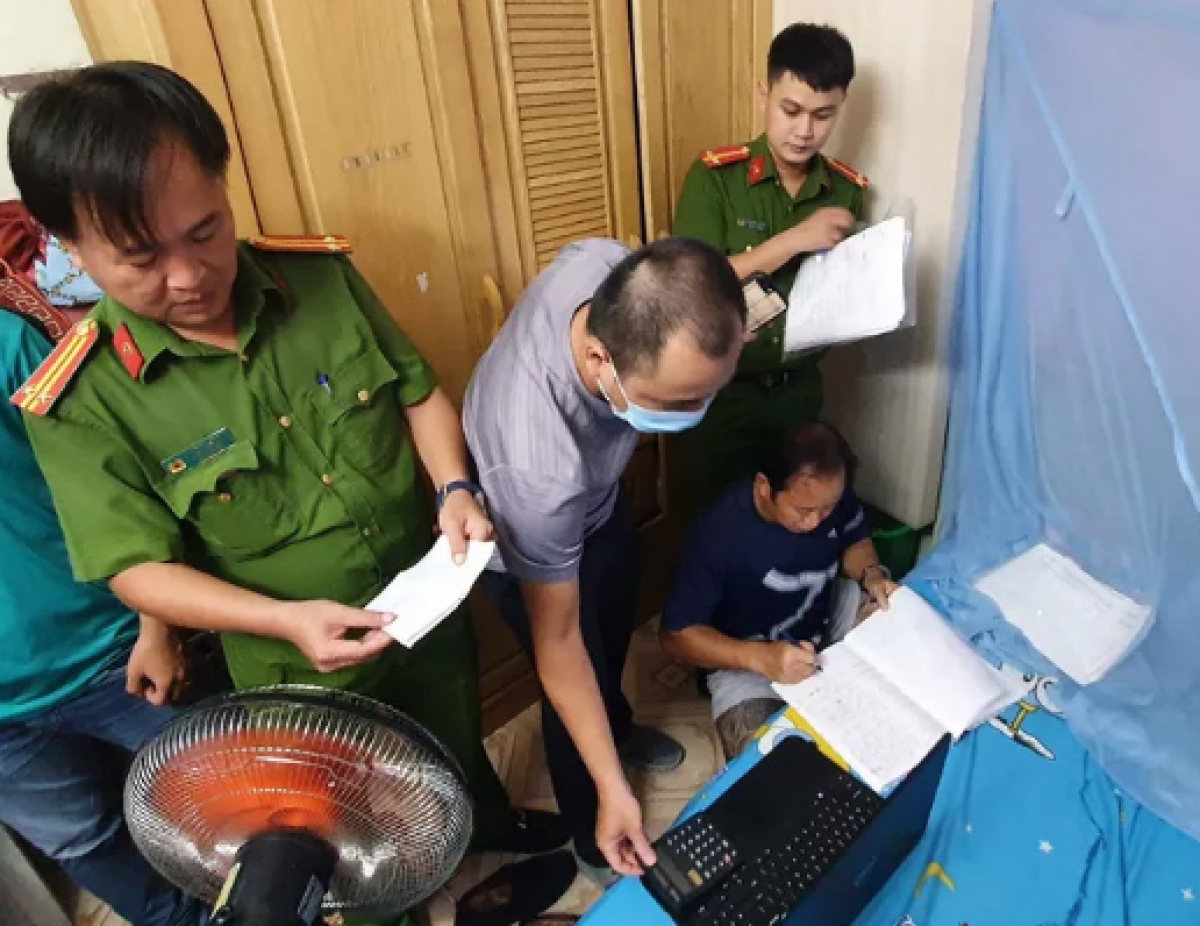 Đối tượng Huỳnh Ngọc Anh ký biên bản tại hiện trường
