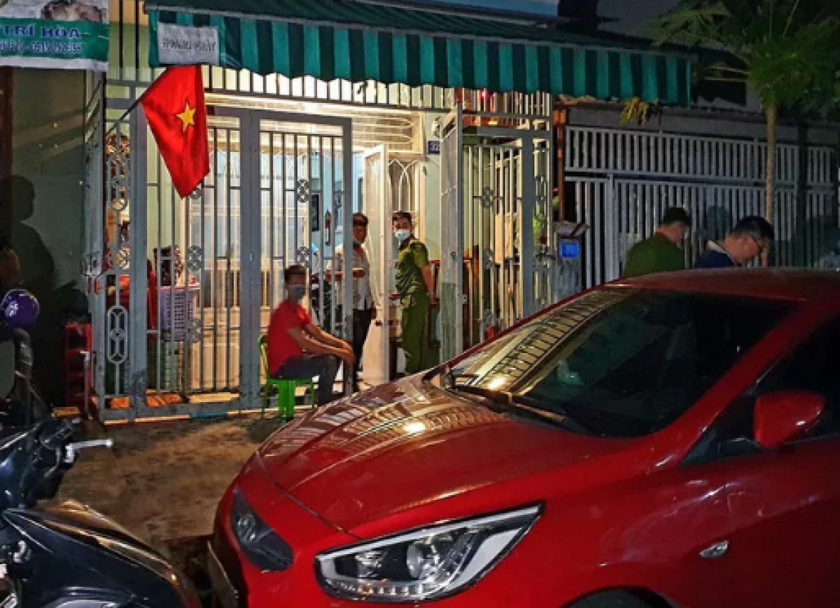 Lực lượng Công an phong tỏa hiện trường tại nhà đối tượng Huỳnh Ngọc Anh