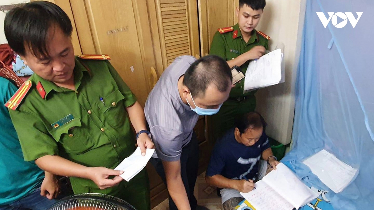 Lực lượng Công an kiểm tra tài khoản và dữ liệu trên máy tính