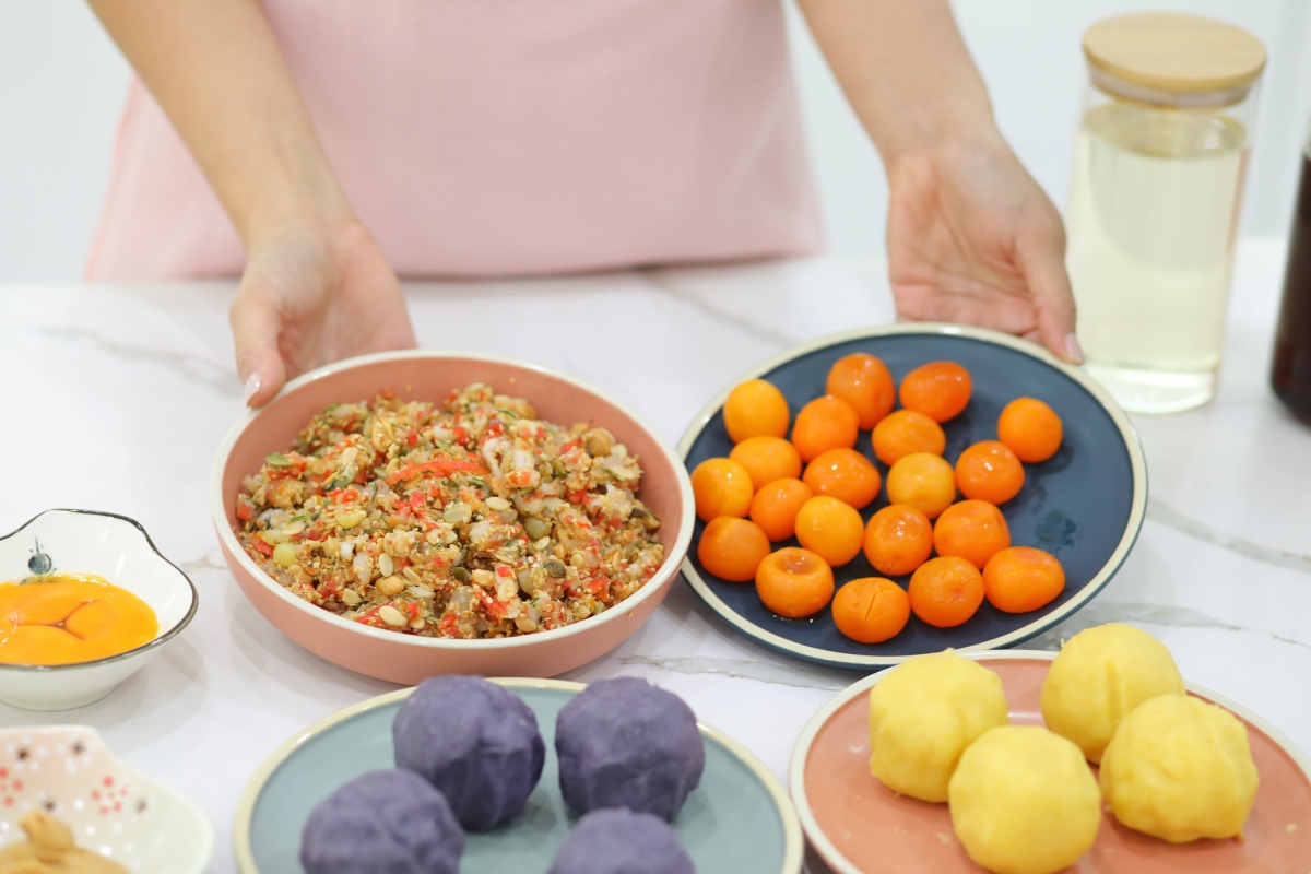 “Tôi luôn nhớ về Trung thu của những ngày xưa cũ ấy, tuy giản dị và đơn sơ nhưng đã để lại dư vị mãi mãi không thể quên được. Xã hội hiện đại, nhiều người mải mê, bận rộn với nhịp sống ồn ào mà vô tình quên đi ý nghĩa của mùa trăng tròn”, Ngọc Hân bày tỏ.
