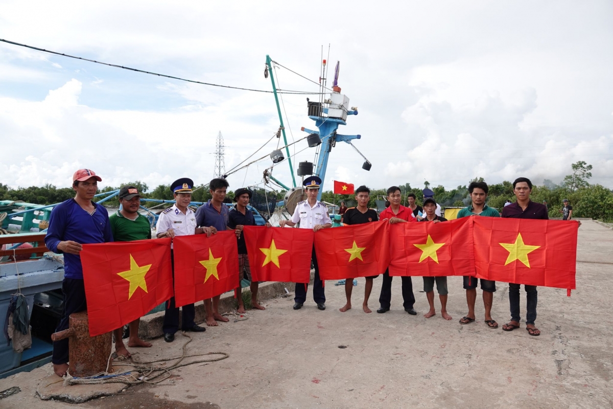 Ra quân dọn dẹp vệ sinh môi trường biển.