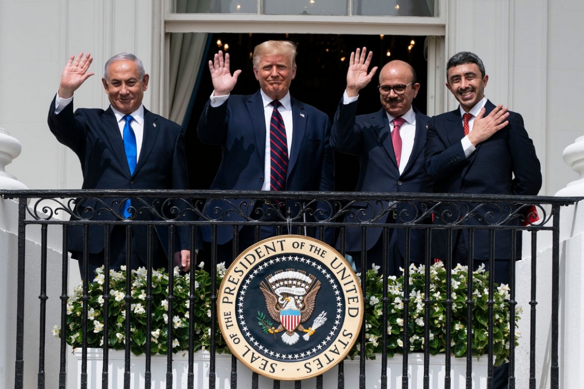 Từ trái qua phải: Thủ tướng Israel Netanyahu, Tổng thống Mỹ Trump, Ngoại trưởng Bahrain Al Khalifa, Ngoại trưởng UAE Zayed al-Nahyan sau lễ ký thỏa thuận. Ảnh: Politico.