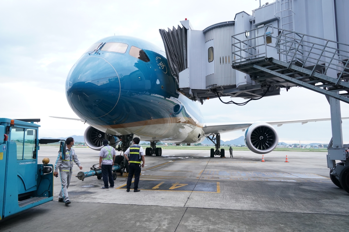 Bản thân máy bay có hệ thống thu lôi, nhưng chỉ đảm bảo người ở trong máy bay sẽ không bị sét đánh, còn không thể đảm bảo ở bên ngoài, nên nhân viên kỹ thuật kiểm tra máy bay vẫn có thể bị sét đánh.