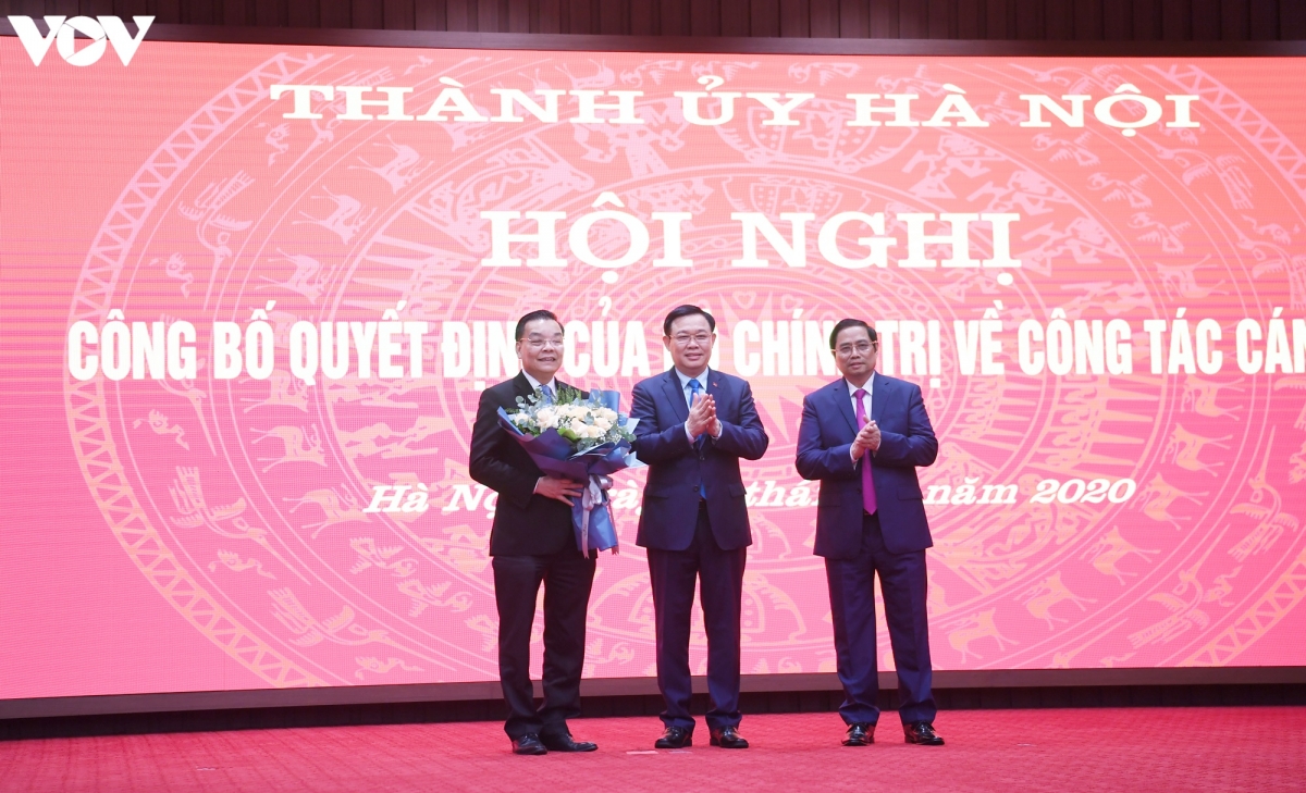 Bí thư Thành ủy Hà Nội Vương Đình Huệ và Phó Ban Tổ chức Trung ương Nguyễn Thanh Bình chúc mừng tân Phó Bí thư Thành ủy Hà Nội - Chu Ngọc Anh. (Ảnh: Trọng Phú)