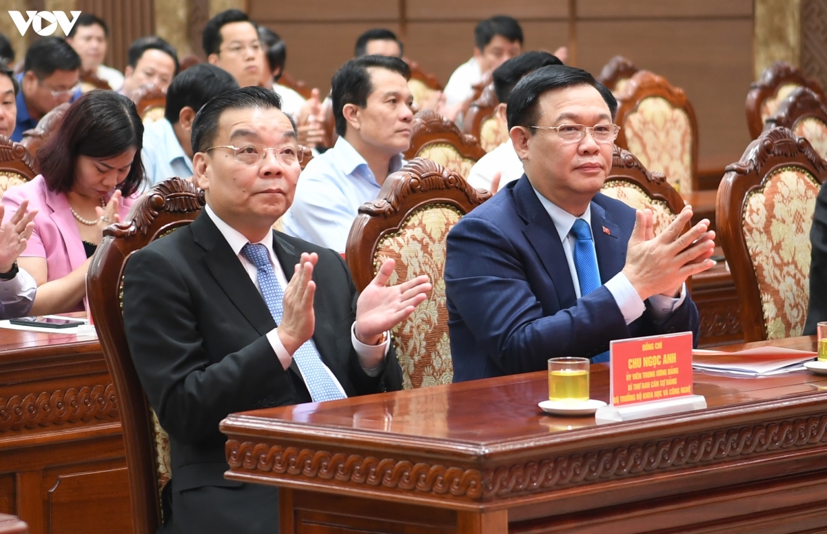 Bí thư Thành ủy Hà Nội Vương Đình Huệ và Phó Bí thư Chu Ngọc Anh. (Ảnh: Trọng Phú)