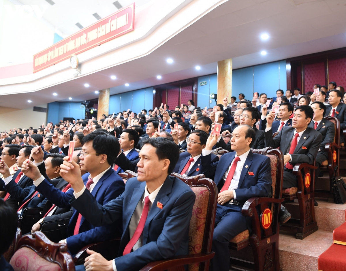 Các đại biểu biểu quyết tại Đại hội.