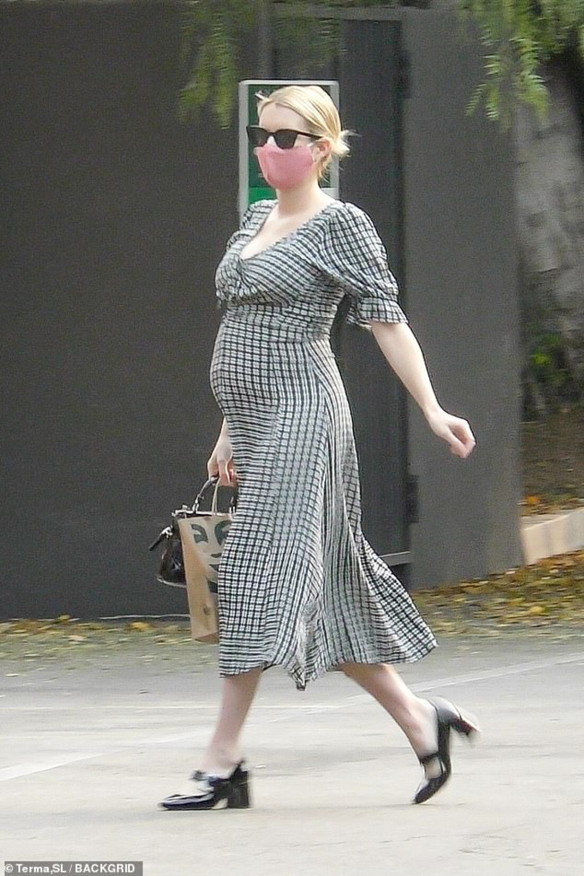 Emma Roberts bị cánh săn ảnh bắt gặp khi đang đi dạo ở khu phố Los Feliz, Los Angeles vừa qua.