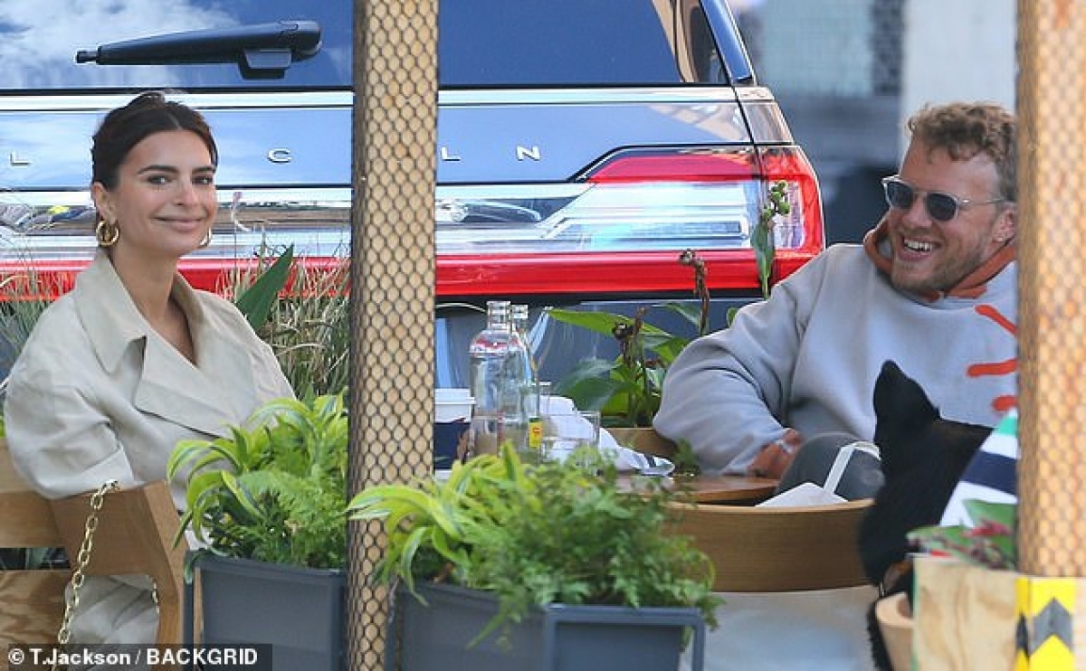 Emily Ratajkowski đi ăn trưa cùng ông xã Sebastian Bear-McClard ở New York vừa qua.