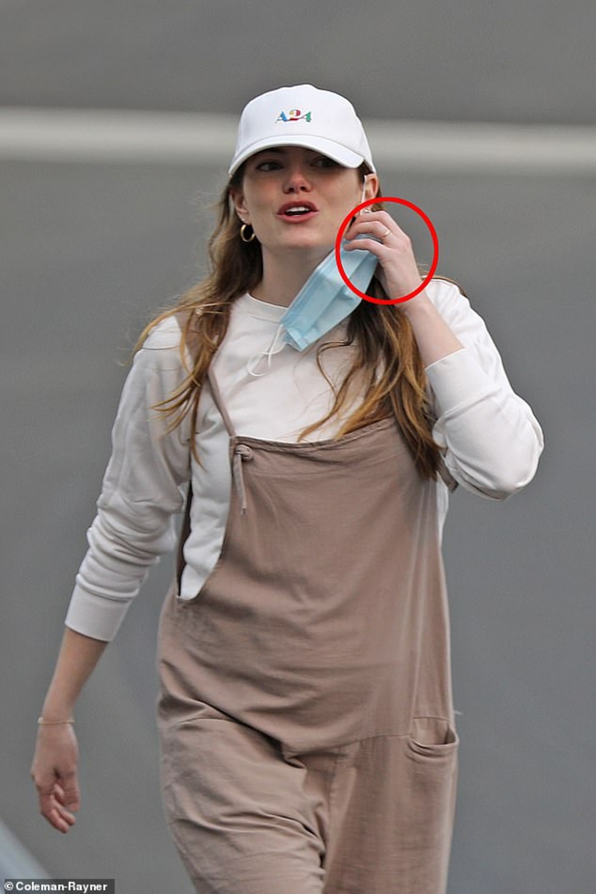 Emma Stone vui vẻ đi dạo phố ở Los Angeles ngày 22/9.