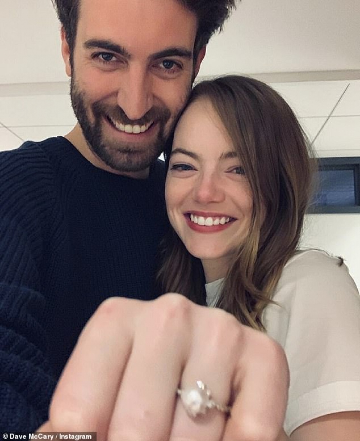 Emma Stone và Dave McCary công khai hẹn hò từ năm 2017. Dave là một biên kịch và nhà làm phim người Mỹ./.