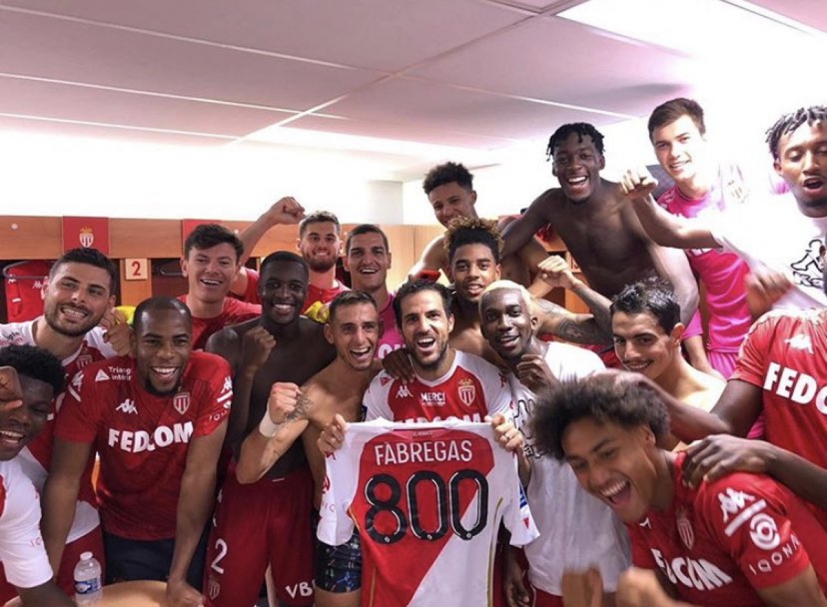 Fabregas kỷ niệm trận đấu chuyên nghiệp thứ 800 cùng các đồng đội ở Monaco. (Ảnh: Monaco).